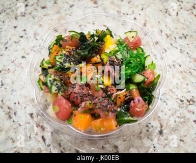 Ahi Tonno e Salmone poke ciotola (Hawaiian insalata di pesce) da Splash Poke in Edmonton, Alberta, Canada. Foto Stock