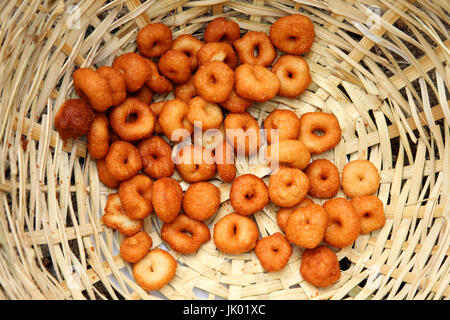 Friggere medu vada in padella. Medu Vada è uno snack salato dall India del sud, molto comune cibo di strada in India. Foto Stock