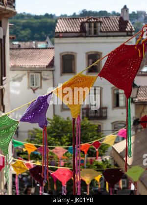 Colorato appese centrini in strada pubblica a Coimbra, Portogallo Foto Stock