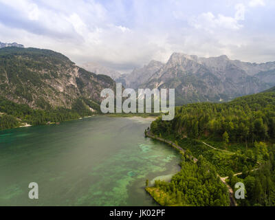 Aeria vista lago Almsee nelle Alpi austriache, mountain in background Foto Stock