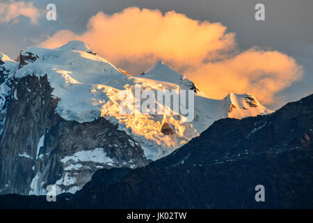 L'Annapurna mountain range come visto da un trekker di esperienza durante la deambulazione l'Annapurna base camp rotta in Nepal Foto Stock