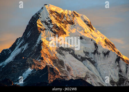 L'Annapurna mountain range come visto da un trekker di esperienza durante la deambulazione l'Annapurna base camp rotta in Nepal Foto Stock