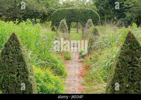 Francia, Somme (80), Maizicourt, Les Jardins de Maizicourt, Le Jardin du Pigeonnier, allée pavée dans l'ax du pigeonnier et de l'entrée bordée de grammo Foto Stock