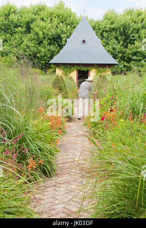 Francia, Somme (80), Maizicourt, Les Jardins de Maizicourt, Le Jardin du Pigeonnier, allée pavée dans l'ax du pigeonnier bordée de graminées, renouées Foto Stock