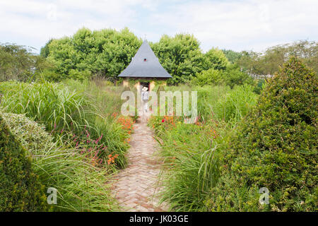 Francia, Somme (80), Maizicourt, Les Jardins de Maizicourt, Le Jardin du Pigeonnier, allée pavée dans l'ax du pigeonnier bordée de graminées, renouées Foto Stock