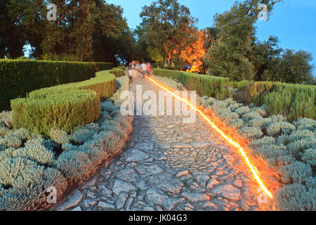 Francia, Dordogne (24), Périgord Noir, vallée de la Dordogne, Vézac, Jardins du château de Marqueyssac, l'Allée des romarins lors de l'animazione Marque Foto Stock