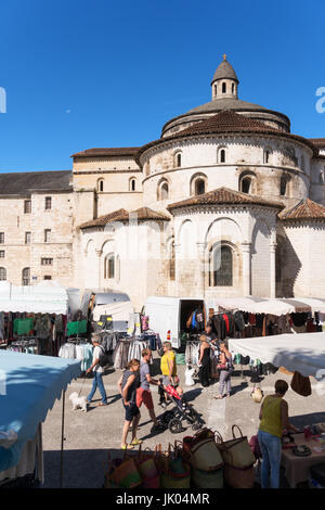 Mercato all'aperto al di fuori del Abbey Sainte-Marie, Souillac, Lot, Francia, Europa Foto Stock