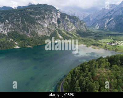 Vista aerea, Almsee lago nelle Alpi austriache, mountain in background Foto Stock