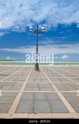 Vuoto spiaggia di El Sardinero promenade, a Santander, Cantabria, SPAGNA Foto Stock