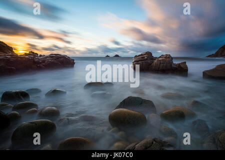 Il cove a Porth Nanven in Cornovaglia. Foto Stock