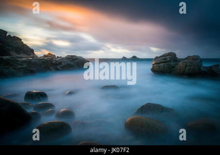 Il cove a Porth Nanven in Cornovaglia. Foto Stock