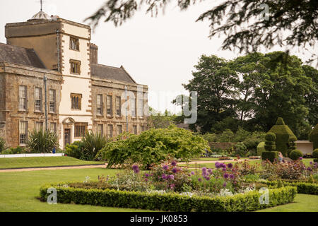 La casa e i giardini a Canons Ashby House, Northamptonshire, Inghilterra, Regno Unito. Foto Stock