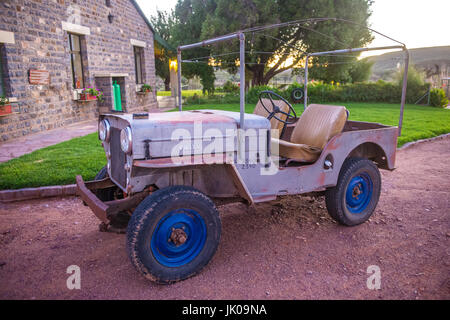 Vecchio modello Jeep sul Dabis Guest Farm in Helmeringhausen, Namibia del sud, Africa. Foto Stock
