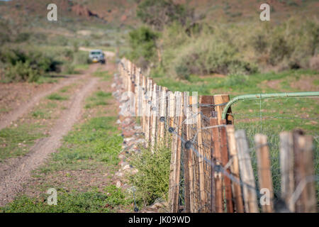 Dettaglio del cablaggio di recinzione a Dabis Guest Farm in Helmeringhausen, Namibia del sud, Africa. Foto Stock