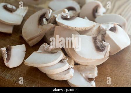 I funghi tritati sulla tavola di legno messa a fuoco selettiva Foto Stock