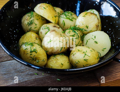 Patate novelle bollite con aneto Foto Stock