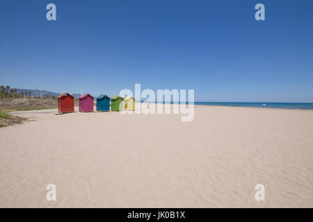 Paesaggio spiaggia di pino o Pinar, Grao Castellon, Valencia, Spagna, Europa con cinque in legno cabine balneari o capanne colorate in blu, rosso, rosa, giallo Foto Stock