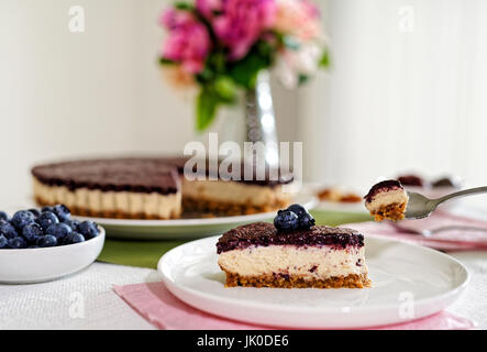 Vegan cheesecake con mirtilli e noci di acagiù e date Foto Stock