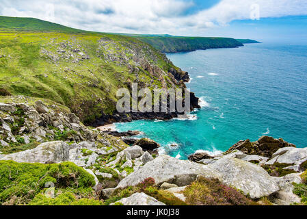 Vista da bosigran, Cornwall, oltre porthmoina cove e il commando cresta a pendeen guarda in lontananza. Foto Stock