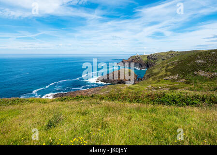 Il faro di pendeen watch e la enys da carn ros, pendeen, Cornwall. Foto Stock