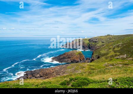 Il faro di pendeen watch e la enys da carn ros, pendeen, Cornwall. Foto Stock