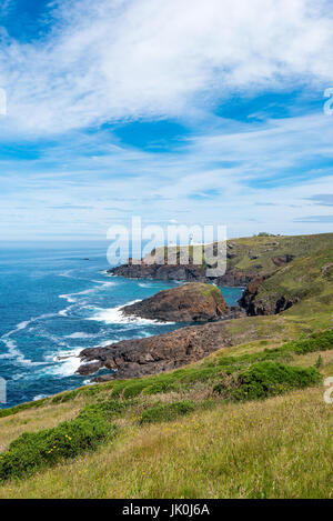 Il faro di pendeen watch e la enys. pendeen, Cornwall. Foto Stock