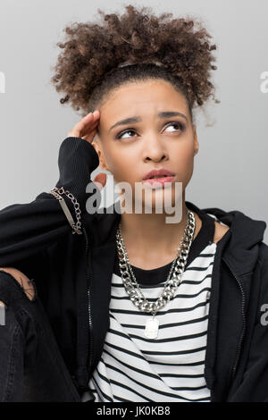 Ritratto di African American Girl con mal di testa isolata su grigio Foto Stock