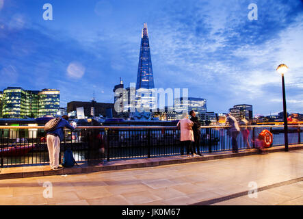 LONDON, Regno Unito - 17 luglio 2017: turisti sulla banca del sud guardando lo skyline di Londra con il Coccio di notte Foto Stock