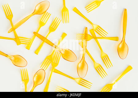 Vista superiore del set di cucchiai e forchette isolato su bianco Foto Stock