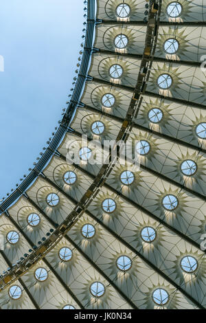 Vista inferiore del tetto bianco dello stadio olimpico sfondo Foto Stock