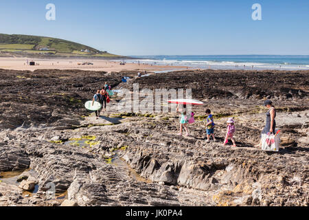 18 Giugno 2017: Croyde Bay, North Devon, Inghilterra, Regno Unito - famiglie e surfisti fanno la loro strada per la spiaggia su uno dei giorni più caldi dell'anno. Foto Stock