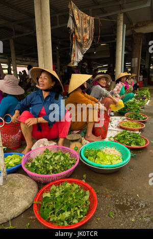 Onorevoli vendita di verdura presso il villaggio di mercato - Thuy Thanh - 12 Marzo 2017 Foto Stock