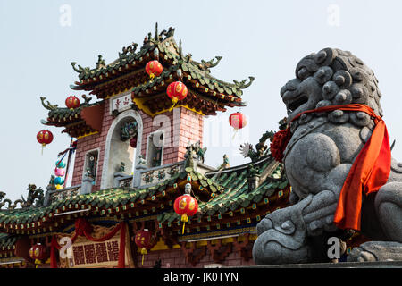 Lion statua che domina l'ingresso a Chuc Thanh - pagoda Hoi An, Vietnam - Marzo 2017 Foto Stock