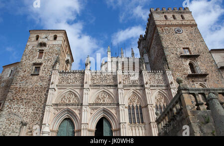 Il Monastero reale di Santa Maria de Guadalupe Caceres, Spagna. Facciata principale dalla città luogo Foto Stock