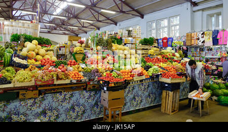 Vyborg, Russia - Ott 6, 2016. Gente che vende frutta al mercato di Vyborg, Russia. Foto Stock