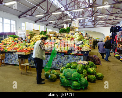 Vyborg, Russia - Ott 6, 2016. Un uomo vendere frutta al mercato di Vyborg, Russia. Foto Stock