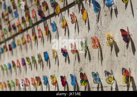 Set di coloratissime farfalle. Installazione artistica Foto Stock