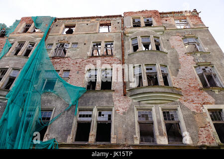 Bella vecchia casa diroccata in Vyborg, Russia. Foto Stock