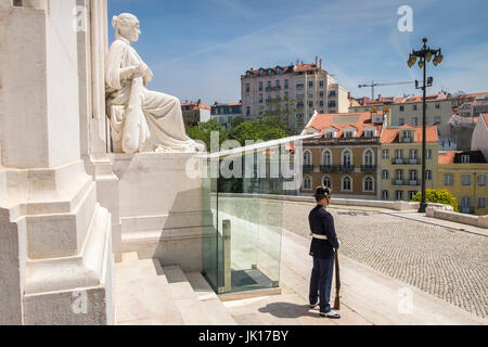 Guardia di turno al di fuori del Palacio de Sao Bento edificio (Palazzo di San Benedetto) e dintorni, home al parlamento portoghese, Lisbona, Portogallo Foto Stock