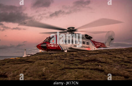 HM Coastguard elicottero da Newquay su una missione di addestramento Foto Stock