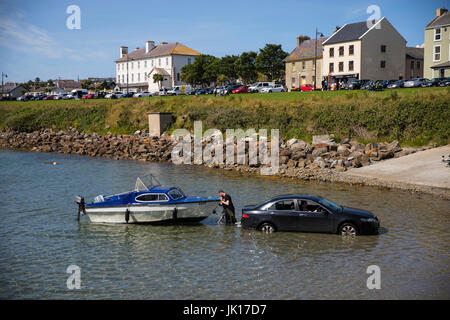 Come ottenere la barca in acqua a Porto Selvaggio modo atlantico, Mullaghmore Head, nella contea di Sligo, Irlanda Foto Stock