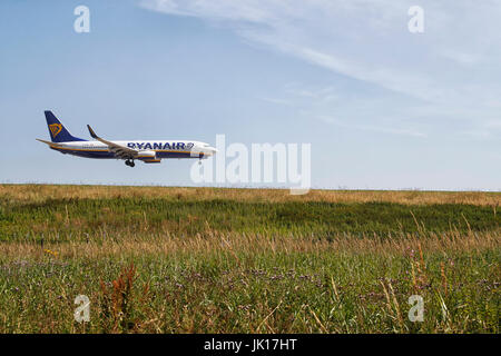 Ryanair piano passeggero atterraggio all'aeroporto di Leeds Bradford, Yeadon, West Yorkshire, su un luminoso pomeriggio di sole. Foto Stock