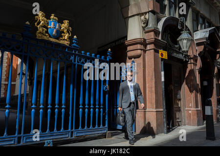 I cancelli di ingresso dei trasportatori' Hall livrea azienda in Throgmorton Street, sulla xvii Juy 2017, nella città di Londra, Inghilterra. I TAPPETI' Company è una società di livrea nella città di Londra le cui origini risalgono al XIII secolo, quando come indica il suo nome, è stato coinvolto nel commercio di panneggi. Mentre non è più coinvolti nel commercio, la compagnia si è evoluta acquisendo una nuova importanza. Il suo ruolo principale oggi è quello di essere il fiduciario del trust di beneficenza che sono state lasciate nella sua cura nel corso dei secoli. La società gestisce inoltre una fiorente attività di ospitalità. Il primo trasportatori' Hall è stato costruito Foto Stock