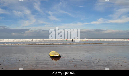 Tavola da surf sulla spiaggia di Cambs Foto Stock