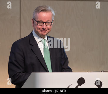 Michael Gove parlando al WWF Living Planet Center di Woking, dove ha detto un pubblico in materia ambientale e di organizzazioni di campagna che dà Brexit ambito per la Gran Bretagna per essere un leader globale nella politica di verde. Foto Stock