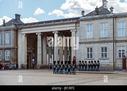 Cambio della guardia al Palazzo Amalienborg in Copenhagen DANIMARCA Europa Foto Stock