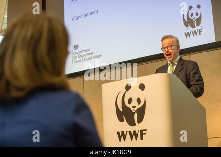 Michael Gove parlando al WWF Living Planet Center di Woking, dove ha detto un pubblico in materia ambientale e di organizzazioni di campagna che dà Brexit ambito per la Gran Bretagna per essere un leader globale nella politica di verde. Foto Stock