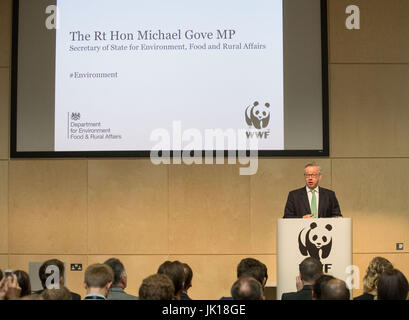 Michael Gove parlando al WWF Living Planet Center di Woking, dove ha detto un pubblico in materia ambientale e di organizzazioni di campagna che dà Brexit ambito per la Gran Bretagna per essere un leader globale nella politica di verde. Foto Stock