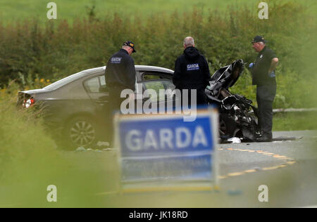 Garda guardare una delle vetture coinvolte presso la scena vicino Ponte Aclint in Ardee, Co Louth, dopo tre donne sono state uccise e due uomini gravemente ferito in un incidente stradale che coinvolge tre vetture. Foto Stock