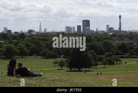 La città di Londra e Westminster come visto dalla cima di Primrose Hill. Foto Stock